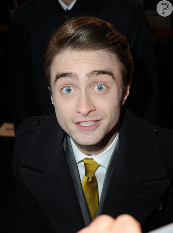 Daniel Radcliffe cumprimenta seus fãs na estreia de 'La Dame en Noir', no Gaumont Opera em Paris, França, em fevereiro de 2012