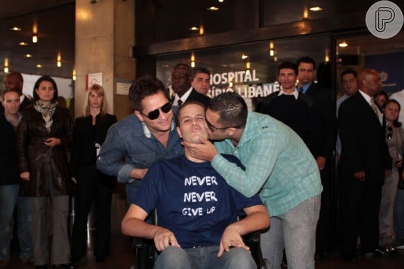Leonardo e o primo Thiago fizeram questão de ir buscar Pedro no dia de sua alta no hospital Sírio-Libanês, após o acidente sofrido em abril de 2012