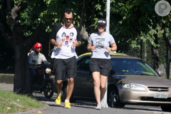 Leandra Leal e o namorado, Alê Youssef, exibem aliança na mão esquerda enquanto caminham na Lagoa, na Zona Sul do Rio de Janeiro, em 18 de julho de 2013