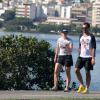 Leandra Leal e Alê Youssef caminham lado a lado na Lagoa Rodrigo de Freitas, Zona Sul do Rio de Janeiro