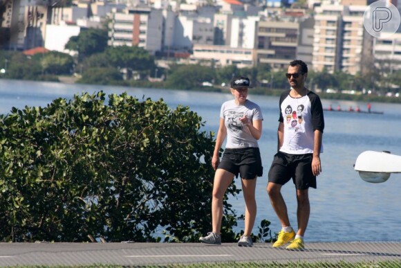 Leandra Leal e Alê Youssef caminham lado a lado na Lagoa Rodrigo de Freitas, Zona Sul do Rio de Janeiro