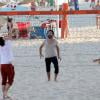 Daniel de Oliveira joga vôlei com amigos nas areias da praia do Leblon, Zona Sul do Rio de Janeiro