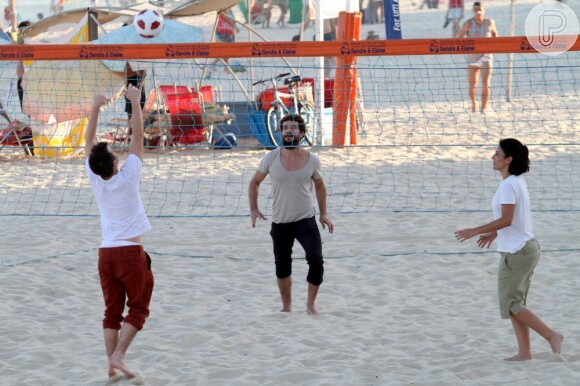 Daniel de Oliveira joga vôlei com amigos nas areias da praia do Leblon, Zona Sul do Rio de Janeiro