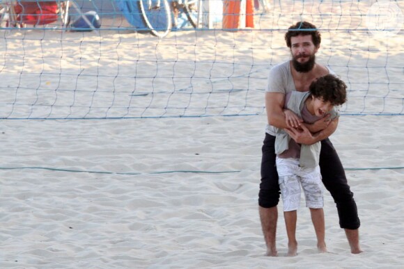 Daniel de Oliveira brinca com um menino bastante parecido com ele, na praia do Leblon, Zona Sul do Rio de Janeiro