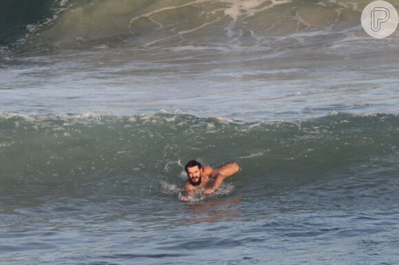 Daniel de Oliveira também pegou 'jacaré' na praia do Leblon, Zona Sul do Rio de Janeiro