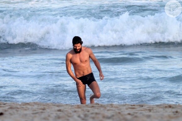 Daniel de Oliveira exibiu a boa forma e não se preocupou em cair no mar de cueca, na praia do Leblon, Zona Sul do Rio de Janeiro