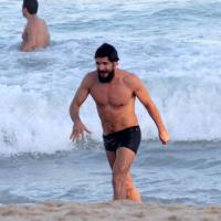 Daniel de Oliveira mergulha de cueca em tarde entre amigos na praia do Leblon