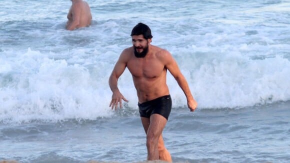 Daniel de Oliveira mergulha de cueca em tarde entre amigos na praia do Leblon
