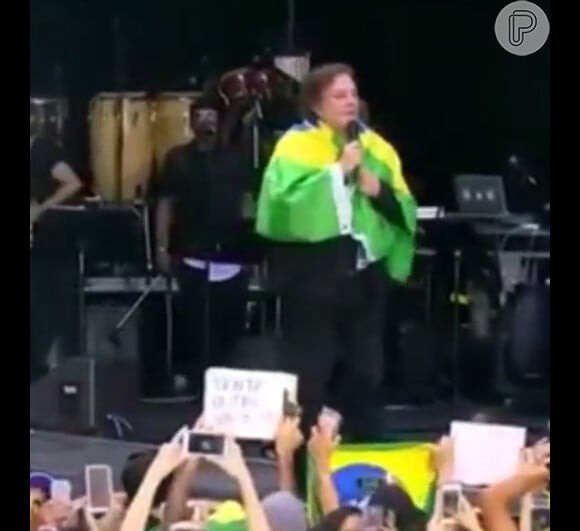 Fábio Jr. se envolveu em bandeira do Brasil para reclamar do governo federal: 'Dilma, Lula, José Dirceu, PMDB vocês não têm mais o que fazer?'