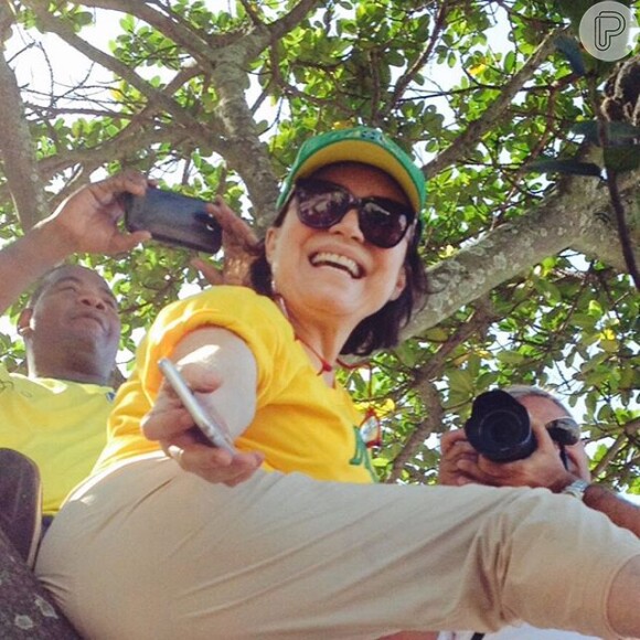 Na ocasião, Regina Duarte foi fotografada em cima de uma árvore