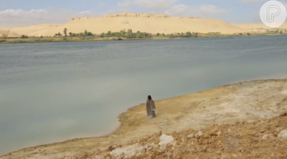 Seguindo as ordens de Moisés (Guilherme Winter), Arão faz que rãs saiam das águas do Nilo para dominar o Egito
