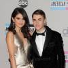 Justin Bieber também negou possível mensagem em seu novo clipe 'What Do You Mean', em que aparece o nome de Selena Gomez no grafite: 'É falso'
