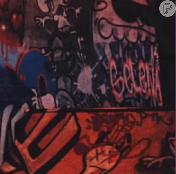 O nome Selena aparece no canto direito do clipe 'What Do You Mean'