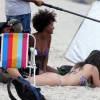 Carol Castro e Juliana Paiva gravam novela 'Totalmente Demais' de biquíni em praia do Rio, nesta terça-feira, 8 de setembro de 2015