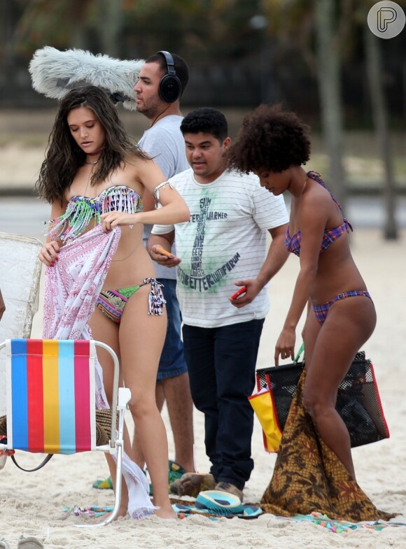 Carol Castro e Juliana Paiva gravam novela 'Totalmente Demais' de biquíni em praia do Rio, nesta terça-feira, 8 de setembro de 2015