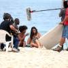 Carol Castro e Juliana Paiva gravam novela 'Totalmente Demais' de biquíni em praia do Rio, nesta terça-feira, 8 de setembro de 2015