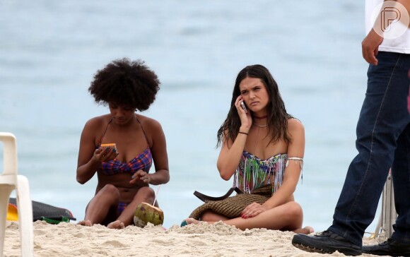Carol Castro e Juliana Paiva gravam novela 'Totalmente Demais' de biquíni em praia do Rio, nesta terça-feira, 8 de setembro de 2015