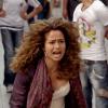 Completamente desesperada, Morena (Nanda Costa) corre pelas ruas de Istambul em busca de ajuda