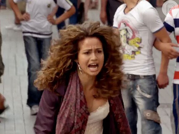 Completamente desesperada, Morena (Nanda Costa) corre pelas ruas de Istambul em busca de ajuda
