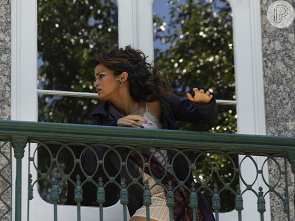 Morena (Nanda Costa) consegue fugir depois de ser arrematada no leilão; cena vai ao ar no capítulo de terça-feira, 11 de dezembro de 2012, em 'Salve Jorge'