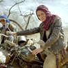 Atriz aparece com um pano na cabeça em cima de uma moto em cena tensa do filme