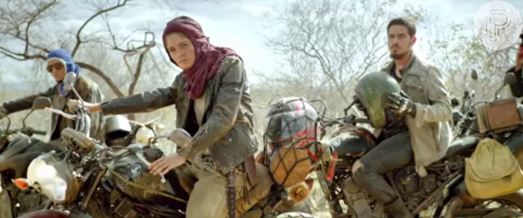 Atriz aparece com um pano na cabeça em cima de uma moto em cena tensa do filme