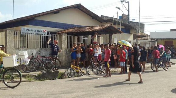 Em poucos minutos, fãs e curiosos se aglomeram na porta da delegacia em Jaderlândia, no município de Ananindeua