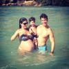 Juliana Paes publica foto em que aparece de biquíni exibindo o barrigão ao lado do filho e do marido, em 20 de julho de 2013