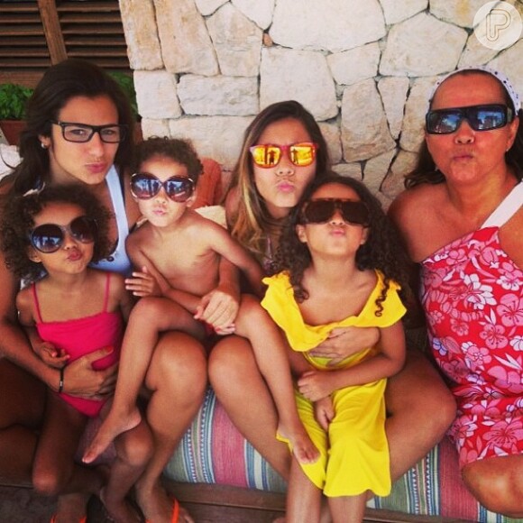 Paula Morais publica foto em que aparece se divertindo com as filhas de Ronaldo, Maria Sophia e Maria Alice, e com mãe do ex-jogador, dona Sônia Nazário, em Ibiza, na Espanha. A imagem foi publicada no Instagram em 22 de julho de 2013