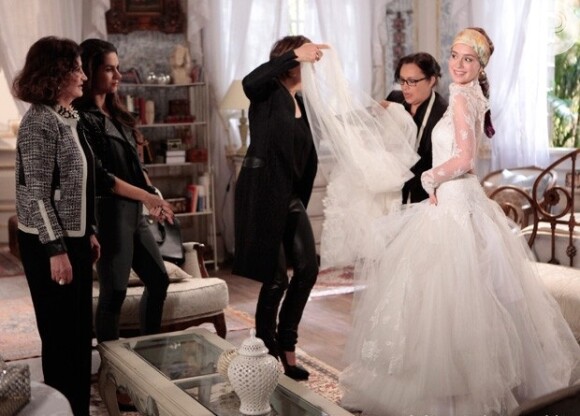 Com lenço na cabeça, Nicole (Marina Ruy Barbosa) faz a primeira prova de seu vestido de noiva, em 'Amor à Vida'