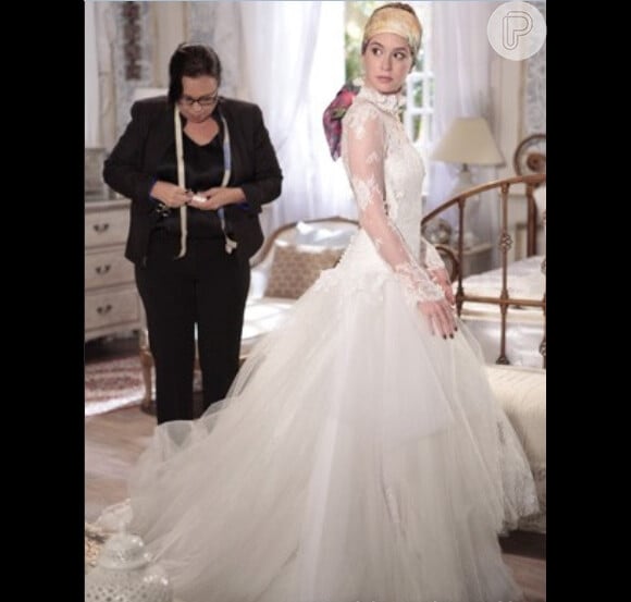 Nicole (Marina Ruy Barbosa) passa mal em sua primeira prova do vestido de noiva, em 'Amor à Vida'