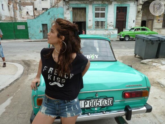 Nanda Costa aparece de short curto e argolão em bastidor de ensaio da 'Playboy' em Cuba. As fotos foram divulgadas pela revista em 22 de julho de 2013