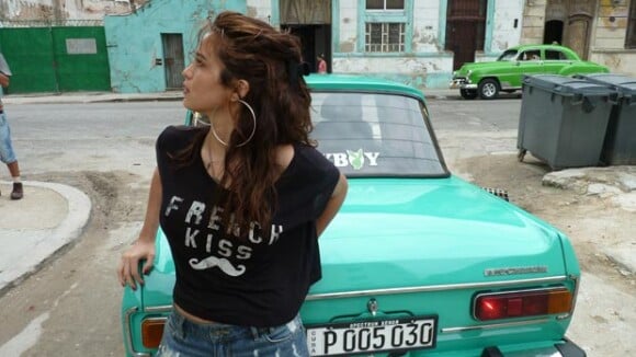 Nanda Costa aparece em primeira foto no bastidor de ensaio da 'Playboy' em Cuba