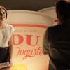Giane (Isabelle Drummond) posa para as fotos da campanha publicitária do iogurte You, em cena de 'Sangue Bom'