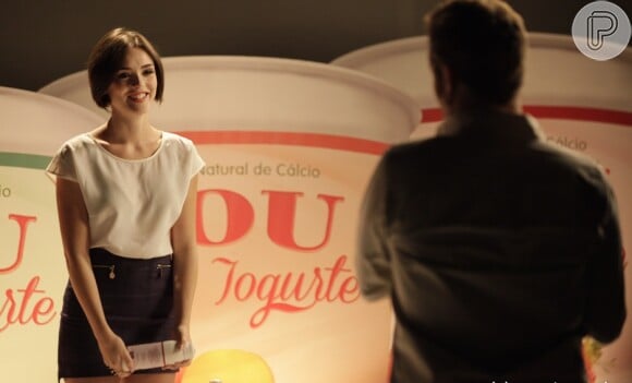 Giane (Isabelle Drummond) posa para as fotos da campanha publicitária do iogurte You, em cena de 'Sangue Bom'