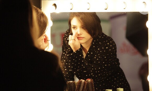 Antes dos primeiros clicks, Giane (Isabelle Drummond) dá os últimos retoques na maquiagem, em 'Sangue Bom'