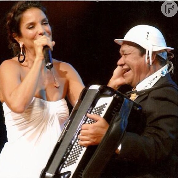 Ivete usou sua conta no Instagram para homenagear o cantor Dominguinhos, que morreu nesta terça, 23 de julho de 2013: 'Sentirei saudade do seu sorriso'