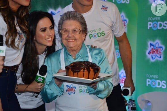 Palmirinha Onofre levou um bolo para o evento, em São Paulo
