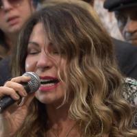 Elba Ramalho se emociona no enterro de Dominguinhos: 'A gente chorava junto'