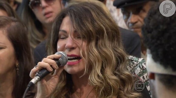 Elba Ramalho cantou 'Asa Branca' e se emocionou no velório do sanfoneiro Dominguinhos, morto na terça-feira em São Paulo e enterrado em Recife, nesta quinta-feira, 25 de julho de 2013