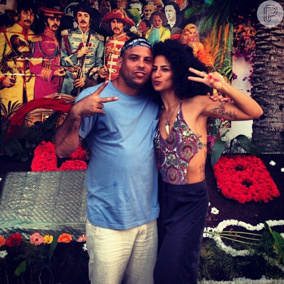 Ronaldo e Paula Morais se divertem em Ibiza, na Espanha. A namorada do ex-gogador publicou a foto usando peruca no dia 26 de julho de 2013