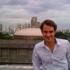 Roger Federer posa em frente ao Ginásio do Ibirapuera, em São Paulo