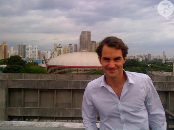 Roger Federer posa em frente ao Ginásio do Ibirapuera, em São Paulo