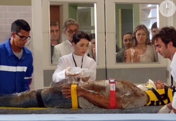 Cassiano (Henri Castelli) fica soterrado após explosão na mina e Ester (Grazi Massafera), desesperada, decide denunciar Alberto (Igor Rickli) à polícia, em 'Flor do Caribe', em 29 de julho de 2013