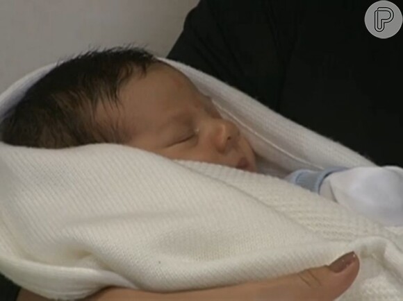 Juliana Paes deu à luz o seu segundo filho, Antônio, em 21 de julho de 2013