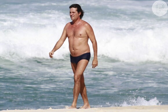 Felipe Camargo é flagrado frequentemente tomando uma banho de mar nas praias do Rio