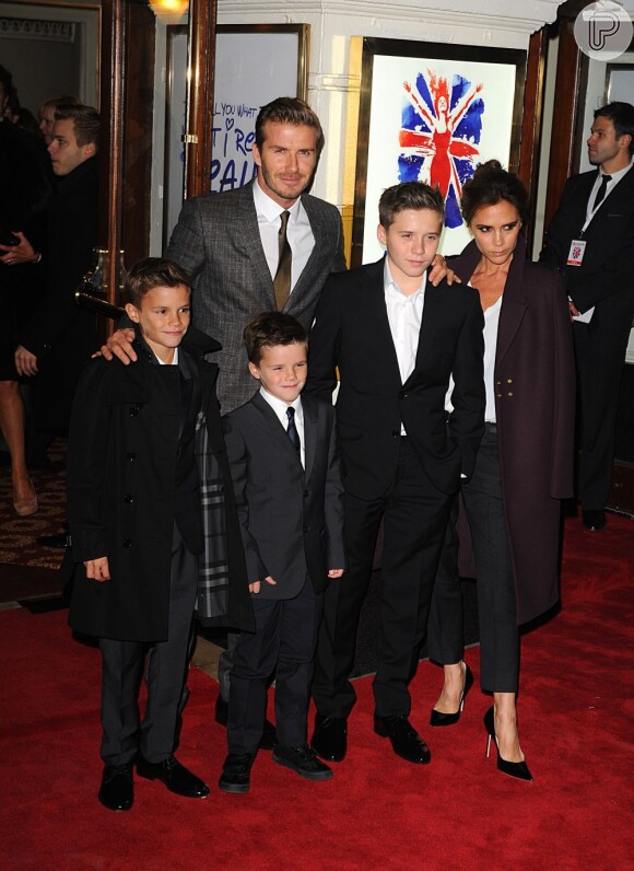 David Beckham, Victoria Beckham e seus filhos Cruz, Brooklyn, e Romeo prestigiam a comédia musical 'Viva forever' em Londres, na Inglaterra, em 11 de dezembro de 2012
