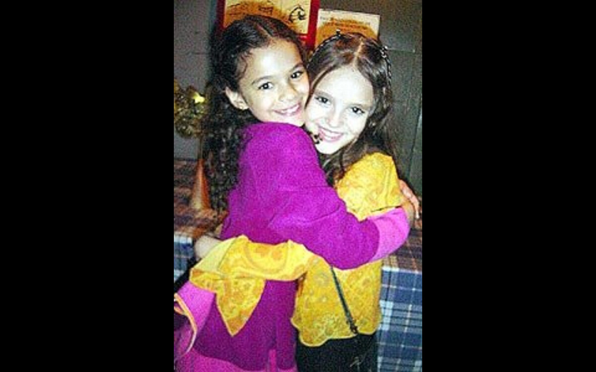 Foto Bruna Marquezine postou uma foto ao lado de Isabelle Drummond no seu Twitter mostrando que