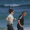 Mãe de três filhos, Giovanna mantém a forma com corridas na praia