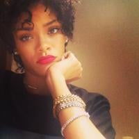 Rihanna corta o cabelo e adota cachinhos: 'Tentando me acostumar'